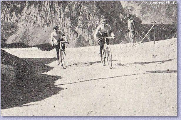 Une photo en noir et blanc du premier concours de machines en 1902 avec deux cyclistes en train de grimper les cols des Pyrénées